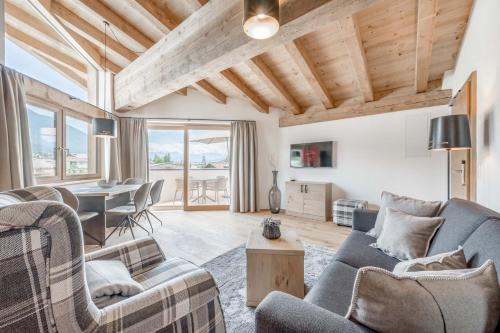 ein Wohnzimmer mit 2 Sofas und einem Tisch in der Unterkunft AlpenParks Chalet & Apartment Alpina Seefeld in Seefeld in Tirol