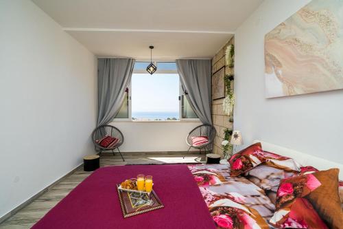 Pokój z łóżkiem ze stołem i krzesłami w obiekcie Velvet Apartments Dubrovnik w Dubrowniku