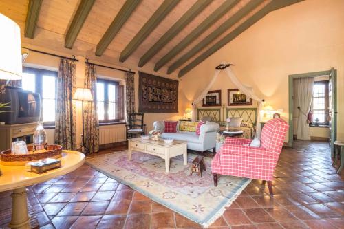 a living room with a couch and a table at Hacienda de Orán in Utrera