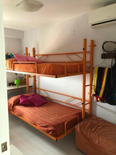 מיטה או מיטות קומותיים בחדר ב-Apartamento de playa Valmar - Beachfront exclusive residential