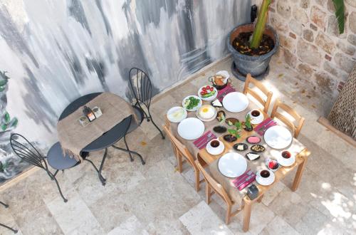 Una vista aérea de una mesa y sillas con comida. en Saye Konak Hotel ' Kaleiçi&Oldtown', en Antalya