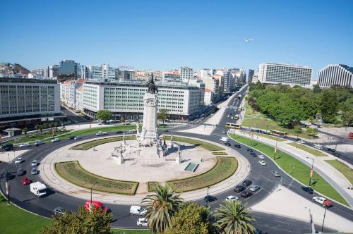 una ciudad con una torre de reloj en medio de una calle en Hotel Excelsior, en Lisboa