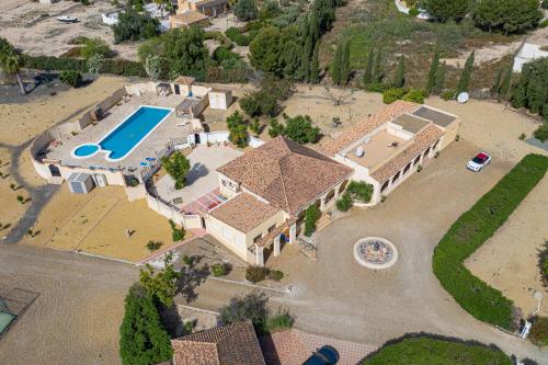 vista aerea di una casa con piscina di Casa Mari - fabulous semi-detached villa with swimming pool, tennis court and huge gardens a Turre