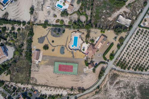 una vista aerea di un edificio con campo da calcio di Casa Mari - fabulous semi-detached villa with swimming pool, tennis court and huge gardens a Turre