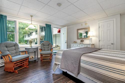 A bed or beds in a room at Towne Lyne Motel