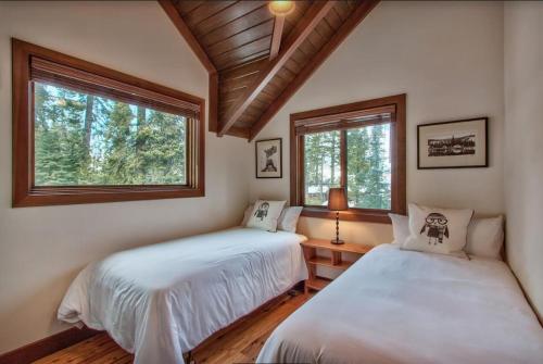 Un pat sau paturi într-o cameră la Cedar Crest - Owl Cottage 9