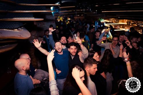 um grupo de pessoas em uma multidão em uma festa em Greg&Tom Beer House Hostel na Cracóvia