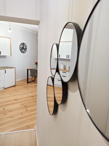 un par de espejos colgando de una pared en una sala de estar en Apartamenty w ścisłym centrum Kupiecka-Drzewna, en Zielona Góra