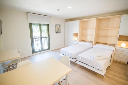 En eller flere senger på et rom på Apartamentos Plaza de Santiago - Estudios Turisticos - 1 LLAVE