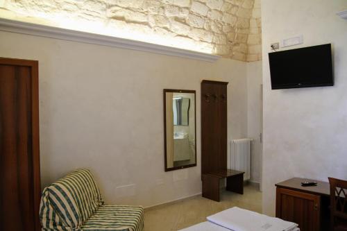 TV a/nebo společenská místnost v ubytování Rooms Dimora Arco - Affitti Brevi Italia