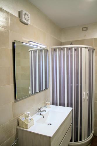 a bathroom with a sink and a shower at Rooms Dimora Arco - Affitti Brevi Italia in Monte SantʼAngelo