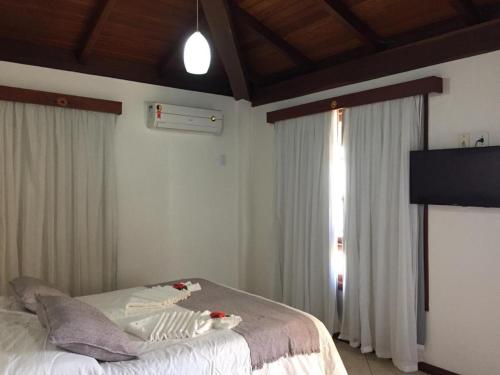 Tempat tidur dalam kamar di Eden Praia Hotel