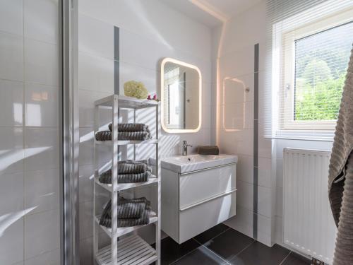 łazienka z umywalką i lustrem w obiekcie Chalet Achenberg w mieście Brixen im Thale