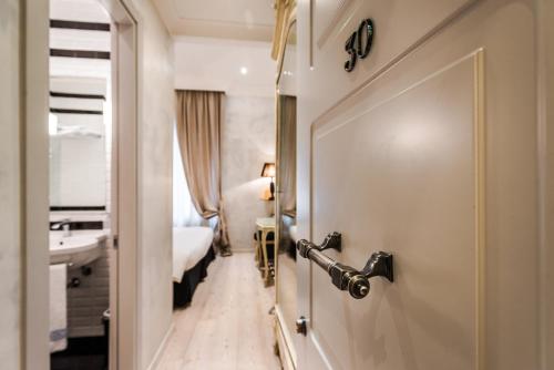 ローマにあるMDM Guesthouseのベッドルームにつながるドア付きのバスルーム