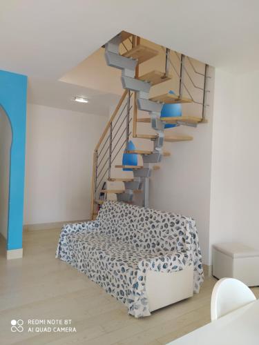 Cette chambre dispose d'un escalier avec un lit et un escalier. dans l'établissement Casa Vacanze Controvento, à San Vito Lo Capo