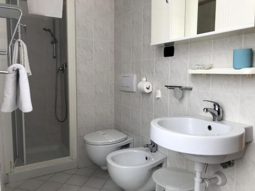 een badkamer met een wastafel, een toilet en een douche bij Affittacamere Monica in Levanto