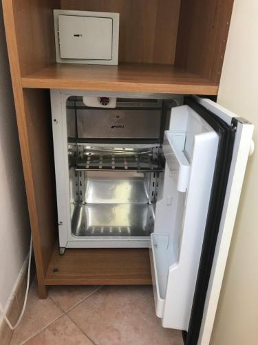 un piccolo frigorifero con la porta aperta in cucina di Affittacamere Monica a Levanto