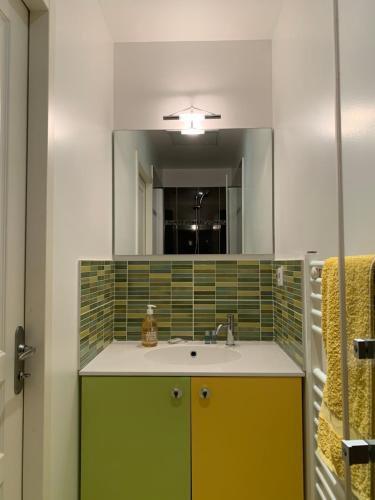 a bathroom with a sink and a mirror at Cassis, le Grand Bleu, triplex vue mer, port plage 10mn à pieds in Cassis