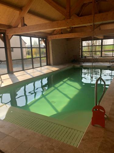 Bazén v ubytování MAISON DE VACANCES AVEC PISCINE INTERIEURE - Le Grand Champagne nebo v jeho okolí