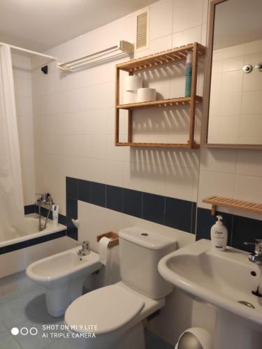 Kúpeľňa v ubytovaní Luminoso y acogedor apartamento en la playa