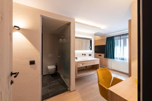 Bathroom sa Hotel Bradabella - Montafon