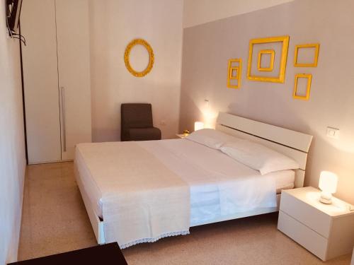 CasamassellaにあるLa Valloneaのベッドルーム(白いベッド1台、椅子付)