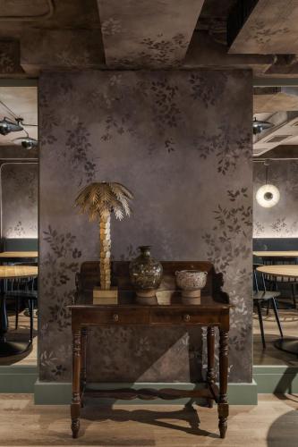 a table with a plant on it in a room at RICE Reyes Católicos in Burgos