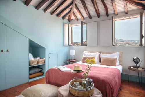 1 dormitorio con 1 cama con colcha roja en Own Places Clérigos Apartments, en Oporto
