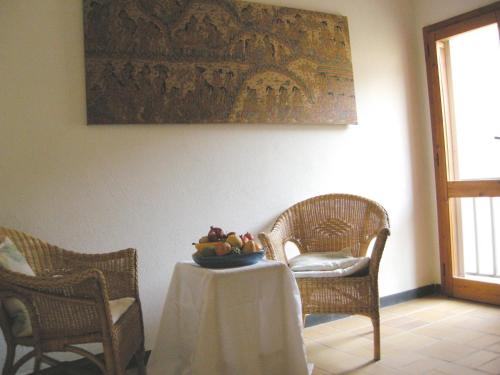 a room with a table with a bowl of fruit on it at via dei gerani in Solanas