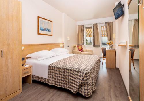 Ένα ή περισσότερα κρεβάτια σε δωμάτιο στο Hotel Laurin
