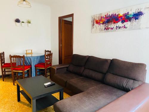 アリカンテにあるCentro Ciudad apartamento enteroのリビングルーム(ソファ、テーブル付)