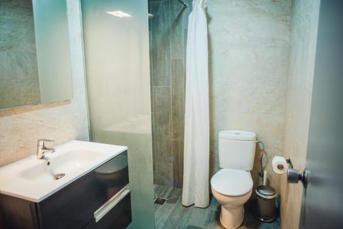 łazienka z toaletą, umywalką i prysznicem w obiekcie Casa Cordoba w mieście Chipiona