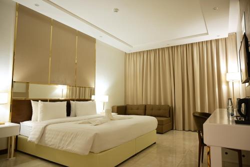麥地那的住宿－Sela Hotel，酒店客房设有一张大床和一张沙发。