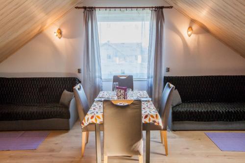 a dining room with a table and a window at PIKA Pokoje Gościnne in Władysławowo