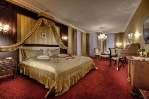 a bedroom with a bed and a table and chairs at Hotel zum ERDINGER Weißbräu in Erding