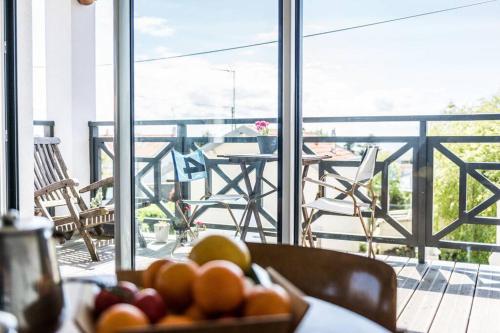 une assiette de fruits sur une table sur un balcon dans l'établissement Proche mer, plage et commerces à 500m, à La Bernerie-en-Retz
