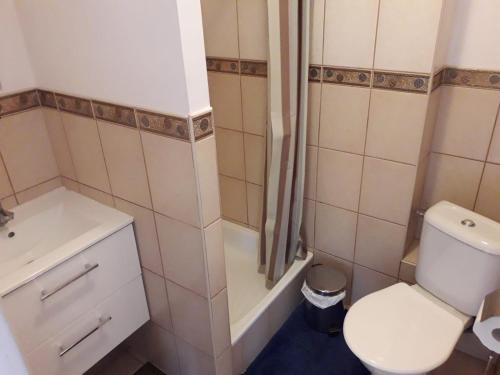 W łazience znajduje się toaleta, umywalka i prysznic. w obiekcie Wiktorówka w mieście Torzym