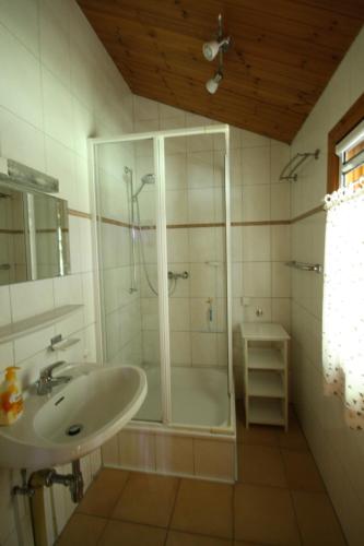 a bathroom with a shower and a sink at Bungalow; Haus 111 Ferienpark Twistesee, Bad Arolsen in Bad Arolsen