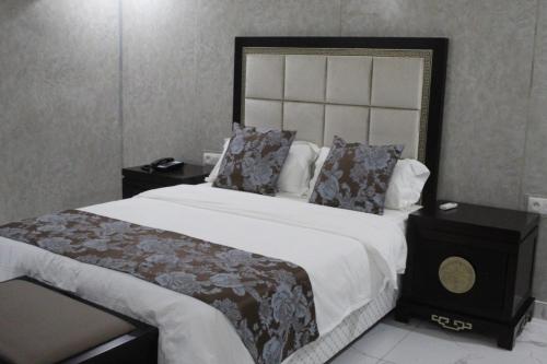 Tempat tidur dalam kamar di City Hôtel - Mauritanie