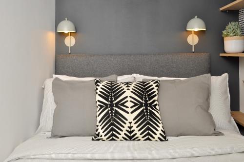 מיטה או מיטות בחדר ב-Bridge Street Apartments. Boutique Style Luxury, in the heart of Taunton.