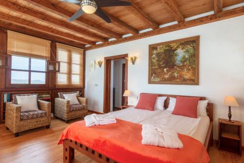 Un dormitorio con una cama grande con una manta roja. en El Inti 2, en Tinajo