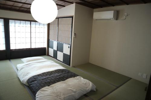 a bedroom with a bed in a room with a window at Takayama - House - Vacation STAY 89815 in Takayama