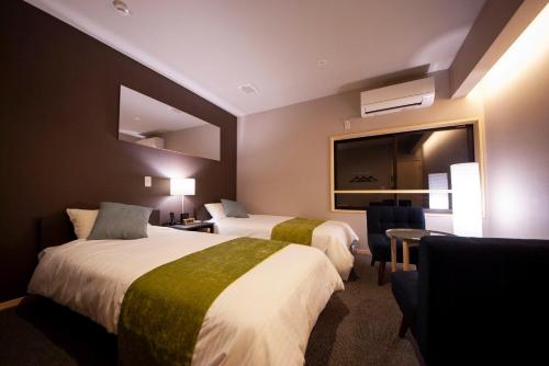 um quarto de hotel com duas camas e uma janela em Cominka Hotel Shiki no Ie - Vacation STAY 89847 em Mitake