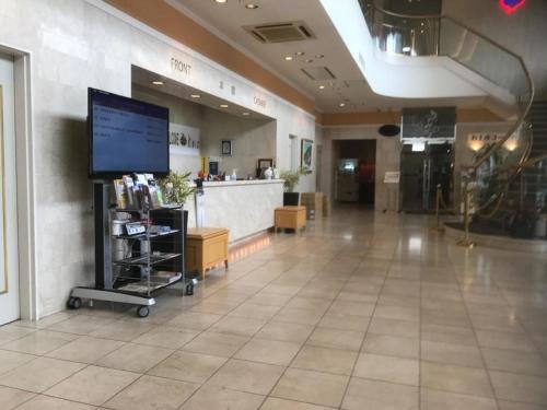 un vestíbulo de una tienda con un gran monitor en la pared en Hotel Verfort Hyuga - Vacation STAY 88268 en Hyuga