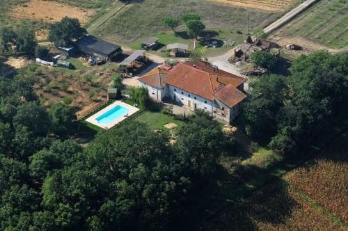 vista aerea di una casa con piscina di Agriturismo Le Baccane a Vinci