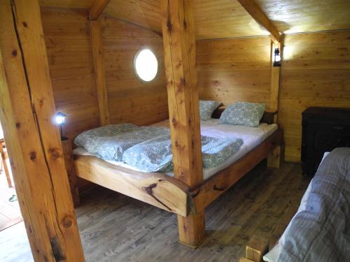 Posteľ alebo postele v izbe v ubytovaní Treehouse v Brdech