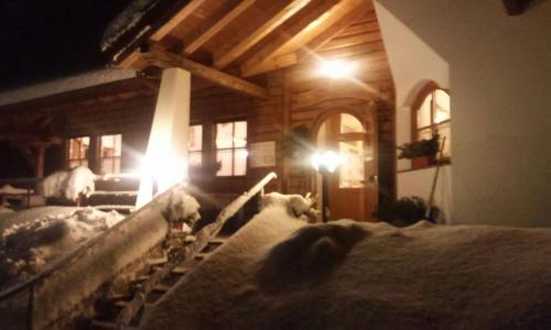Cultura的住宿－Bar Ristorante Affittacamere Passo Durone，两只羊躺在房间里的床上