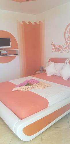 a bedroom with two beds with pink and white at Apartmani Niksic in Herceg-Novi