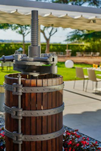 a wooden barrel with a pipe on top of it at Hotel Arrey Alella in Alella