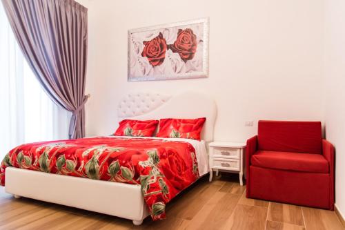 バーリにあるPalazzo Le Traviのベッドルーム1室(赤いベッド1台、赤い椅子付)